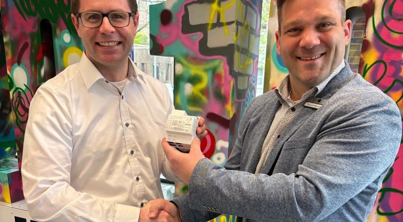Martin Schäning, Teamleiter Smart Metering Stadtwerke Norderstedt, und Antonio Marcello, Account Manager Vertrieb EFR GmbH, bei der Übergabe des SGH-S.