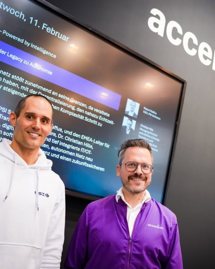 In einer vielbeachteten Keynote haben Dr. Christian Hille von Accenture (rechts) und Robert Klaffus von PSI geschildert, wie der Wandel zum agilen, modularen Plattform-Ökosystem gelingt.