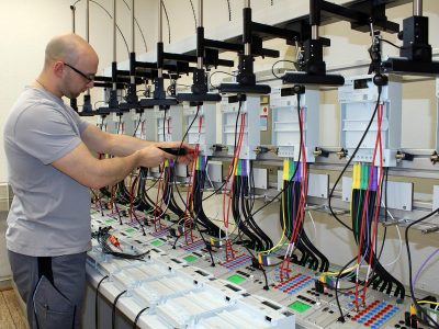 Am Standort Merzig hat VOLTARIS eine neue digitale Zählerprüfanlage mit 20 zusätzlichen Prüfplätzen in Betrieb genommen.