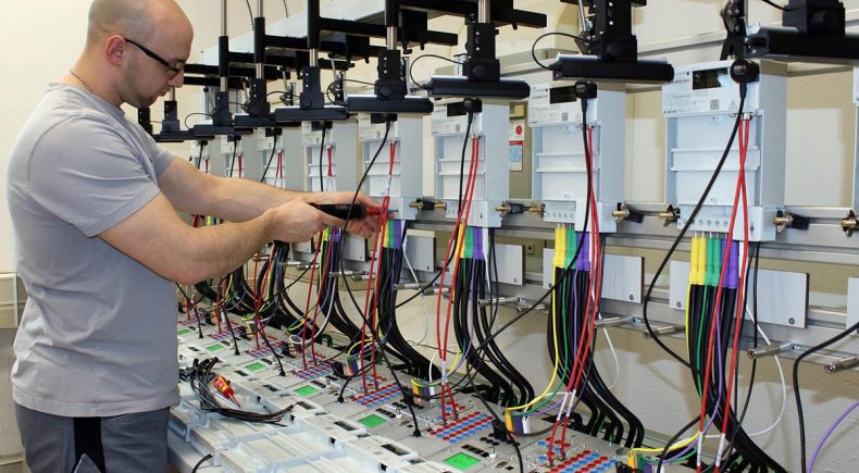 Am Standort Merzig hat VOLTARIS eine neue digitale Zählerprüfanlage mit 20 zusätzlichen Prüfplätzen in Betrieb genommen.