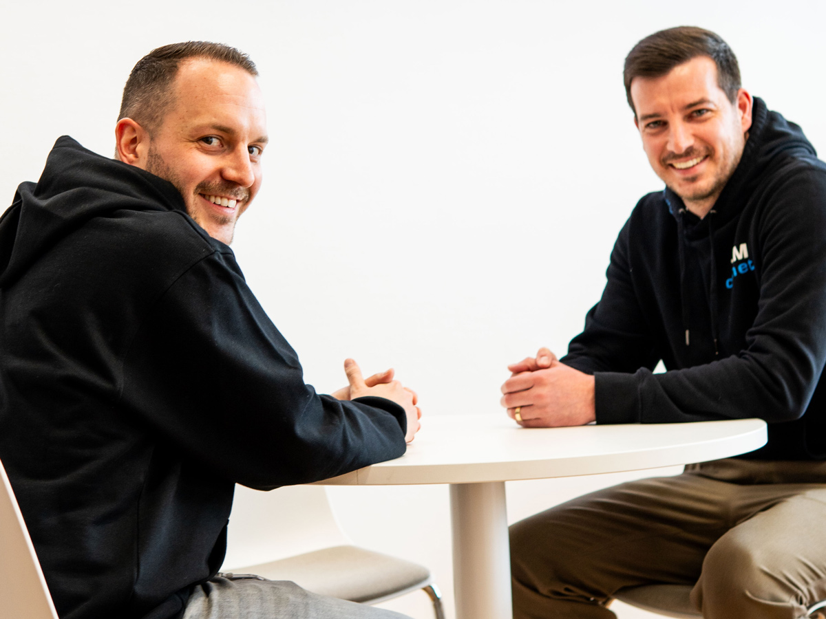 Von: links: Christian Knoll, Abteilungsleiter Messstellenbetrieb der SWK Stadtwerke Kaiserslautern Versorgungs-AG sowie Julien Thome, stellv. Bereichsleiter WFM/SaaS-Systems bei der co.met GmbH.