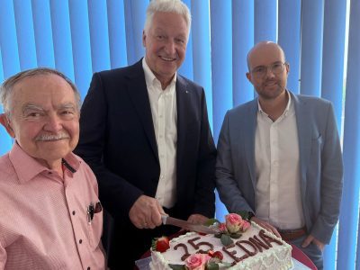 Happy Birthday (von links): Dr. Franz Hein, 1. Koordinator der EDNA-Initiative, Dirk Heinze, Präsident von 2001 bis heute, Richard Plum, Geschäftsführer des Bundesverbands.