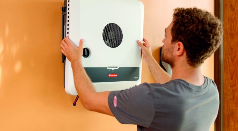 Ab sofort erweitert VERBUND das Photovoltaik-Angebot für Privatkund:innen um den Fronius GEN24-Hybrid-Wechselrichter und den Reserva-Batteriespeicher