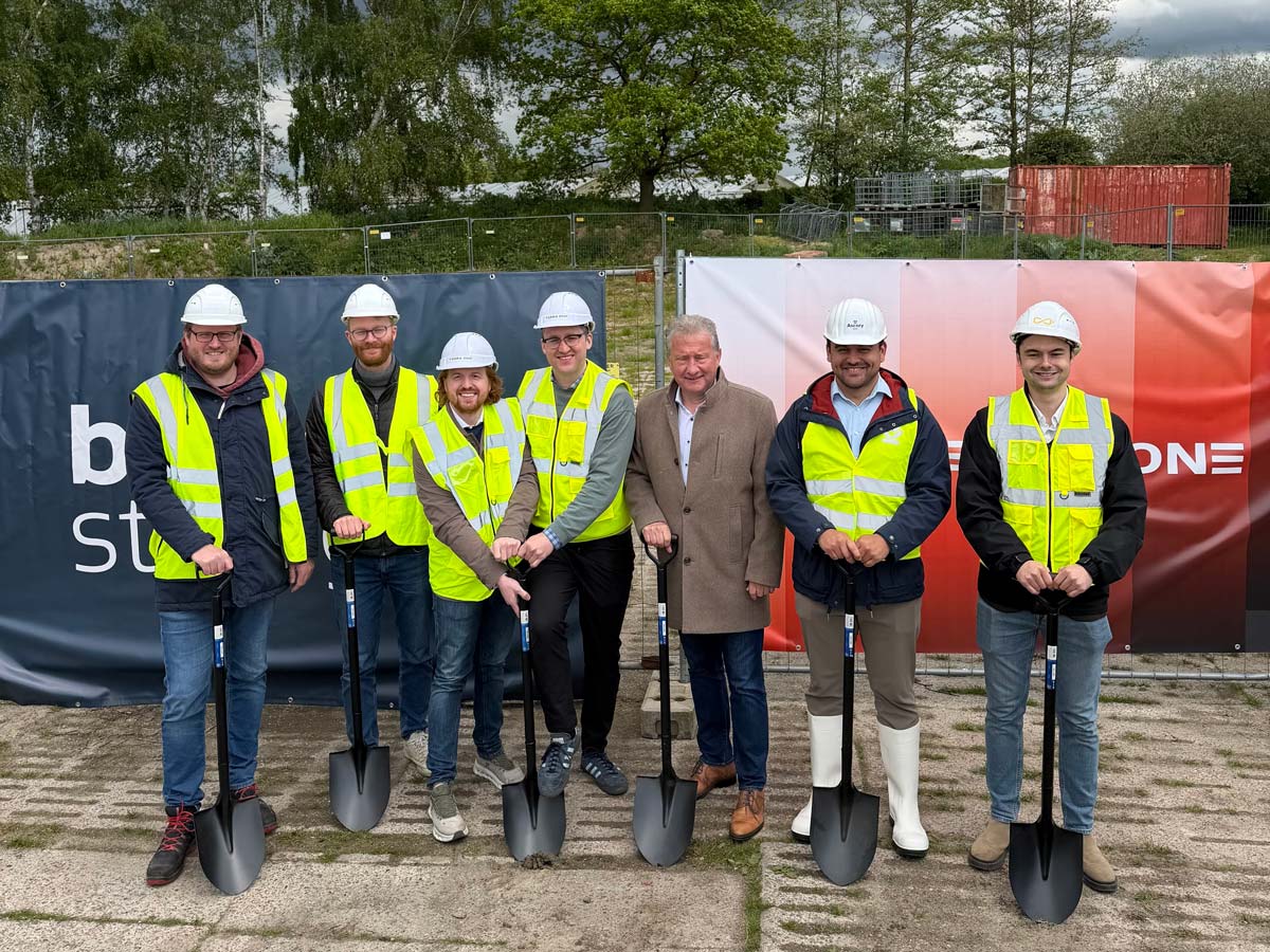 Von links: Christian Peter von be.storaged, Eike Janßen von EWE NETZ, Maximilian Bodewein und Charles Gilmour von Terra One, Gerd Meyer, Bürgermeister der Gemeinde Visbek, Diego Lopez von der Acorel Bank sowie Niklas Gräbe vom Batteriehersteller Sungrow beim gemeinsamen Spatenstich in Visbek