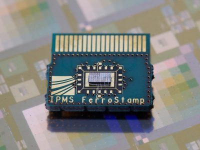 Energie sparen, schneller rechnen und Daten dauerhaft speichern. Wissenschaftler des Fraunhofer-Instituts für Photonische Mikrosysteme IPMS haben gemeinsam mit dem Unternehmen GlobalFoundries eine neuartige Speichertechnologie entwickelt.