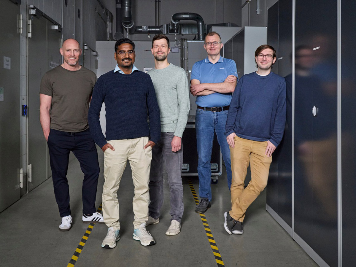 Langjährige und enge Zusammenarbeit (v. l.): Dr. Sven Beyer (GlobalFoundries), Dr. Nandakishor Yadav, Dr. Franz Müller, Konrad Seidel und Dr. Maximilian Lederer (Fraunhofer IPMS).