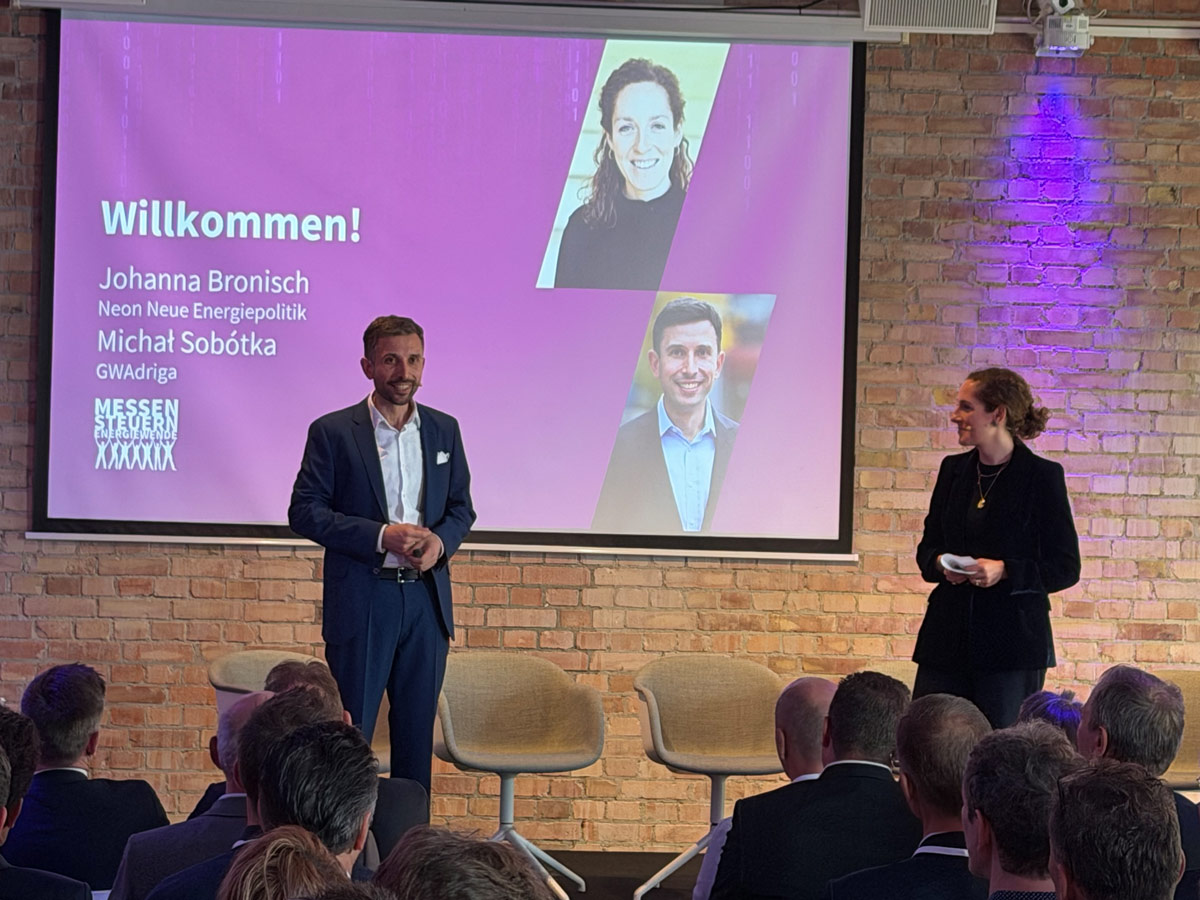 Dr. Michal Sobótka, Geschäftsführer GWAdriga GmbH & Co. KG und Moderatorin Johanna Fronisch, Neon Energy