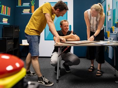 Spielerisch zu mehr KI-Komptenz: Die Teilnehmenden lernen mit KASSANDRA unter anderem, Künstliche Intelligenz im Sinne des EU AI Acts besser einzuordnen.
