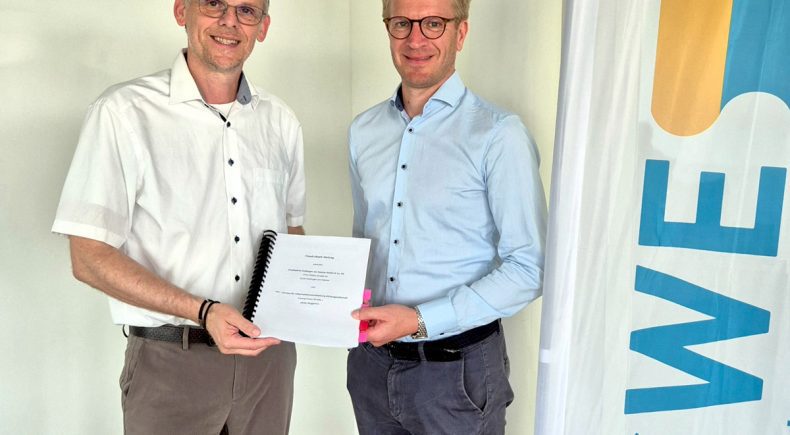 Vertragszeichnung in Esslingen: Links Jörg Zou, Geschäftsführer Stadtwerke Esslingen und Andreas Lüth, Vorstandsvorsitzender SIV.AG.