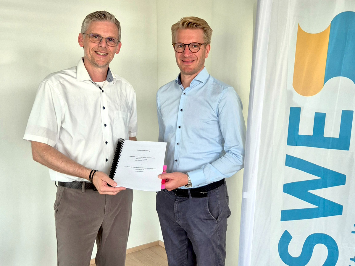 Vertragszeichnung in Esslingen: Links Jörg Zou, Geschäftsführer Stadtwerke Esslingen und Andreas Lüth, Vorstandsvorsitzender SIV.AG.