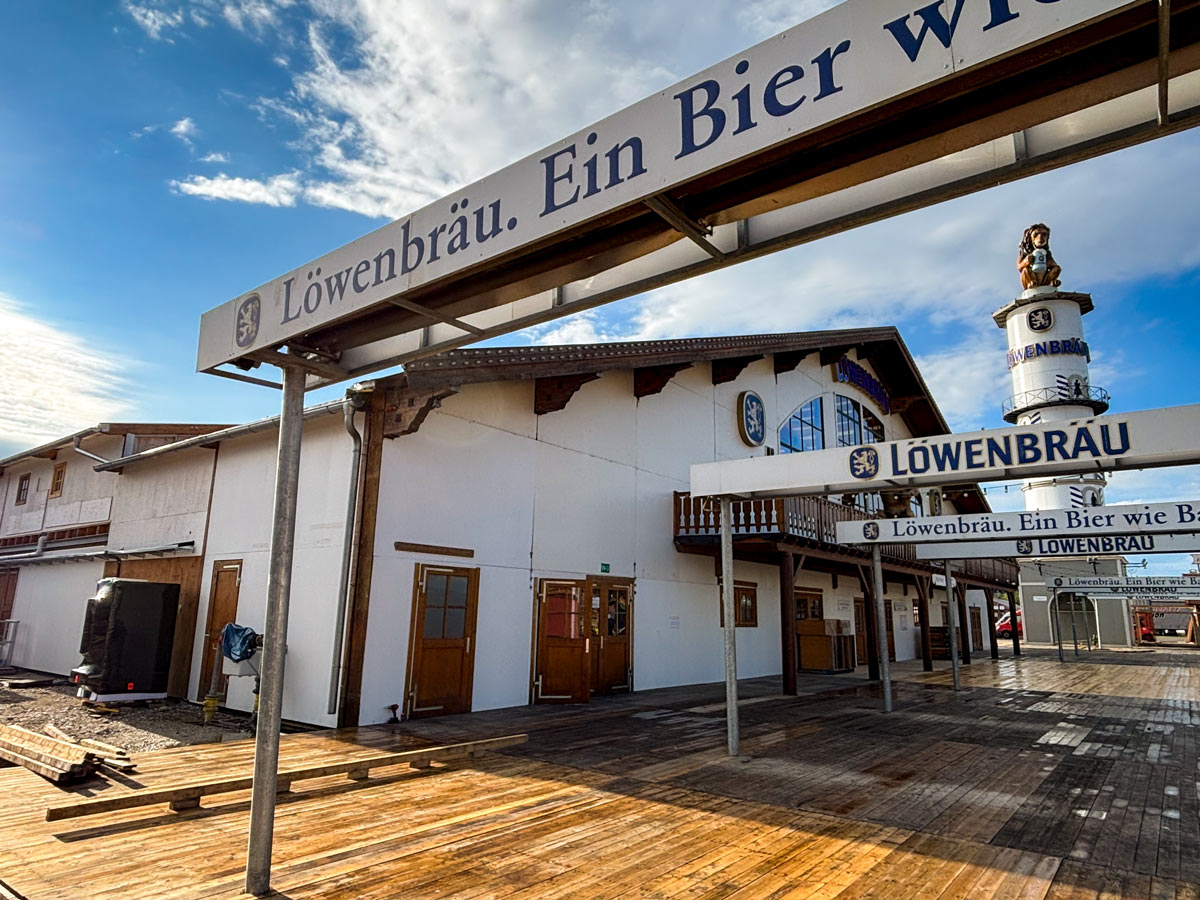 Auch im Löwenbräu-Festzelt sorgt dieses Jahr der TESVOLT FORTON-Batteriespeicher (noch verpackt links im Bild) für Betriebssicherhei