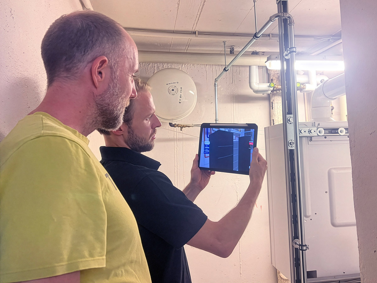Die App »Heat Pump PlanAR« wird im Heizungskeller erprobt. Die Komponenten des Heizungsschemas werden dabei in Augmented Reality vor den Hintergrund projiziert.