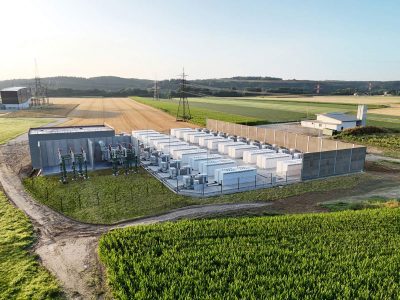 Die neue Energiespeicheranlage steht in unmittelbarer Nähe zum Umspannwerk des österreichischen Netzbetreibers APG und ist direkt auf Netzebene 3 an die 110 kV-Leitung verbunden.