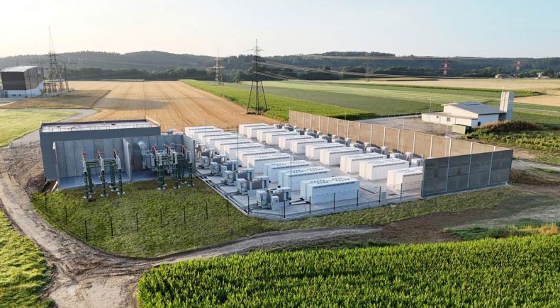Die neue Energiespeicheranlage steht in unmittelbarer Nähe zum Umspannwerk des österreichischen Netzbetreibers APG und ist direkt auf Netzebene 3 an die 110 kV-Leitung verbunden.