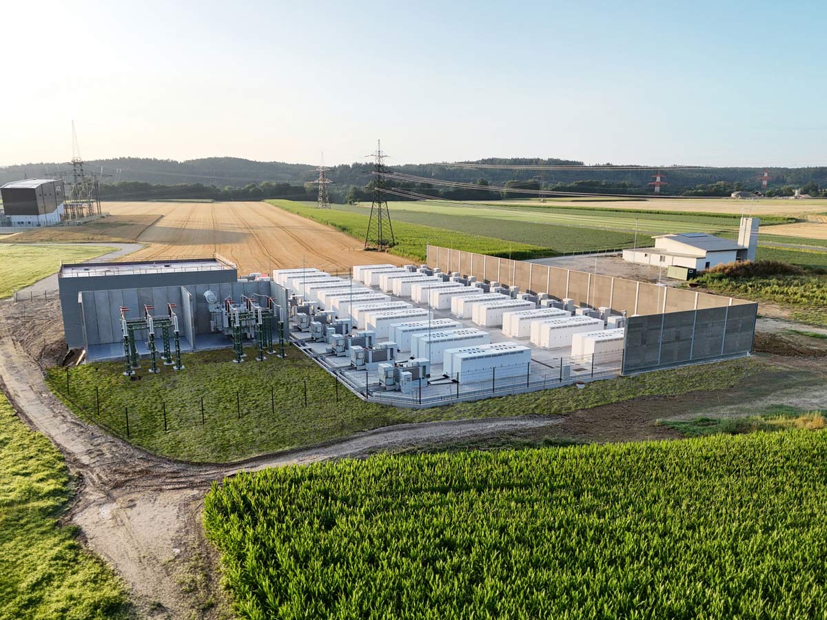 Die neue Energiespeicheranlage steht in unmittelbarer Nähe zum Umspannwerk des österreichischen Netzbetreibers APG und ist direkt auf Netzebene 3 an die 110 kV-Leitung verbunden.