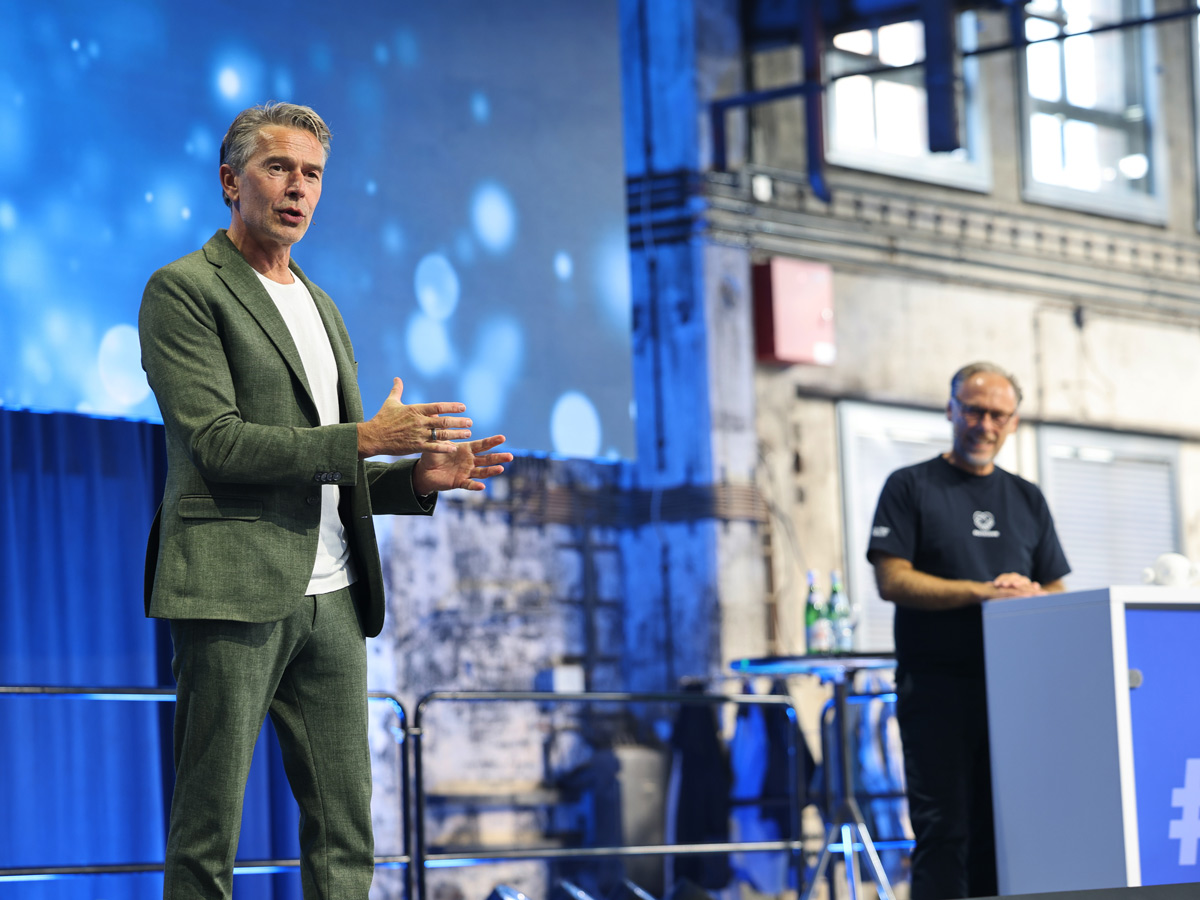 Moderator und Bestseller-Autor Dirk Steffens zeigt als Highlight-Speaker, dass es sich lohnt „hoffnungslos optimistisch“ zu bleiben.