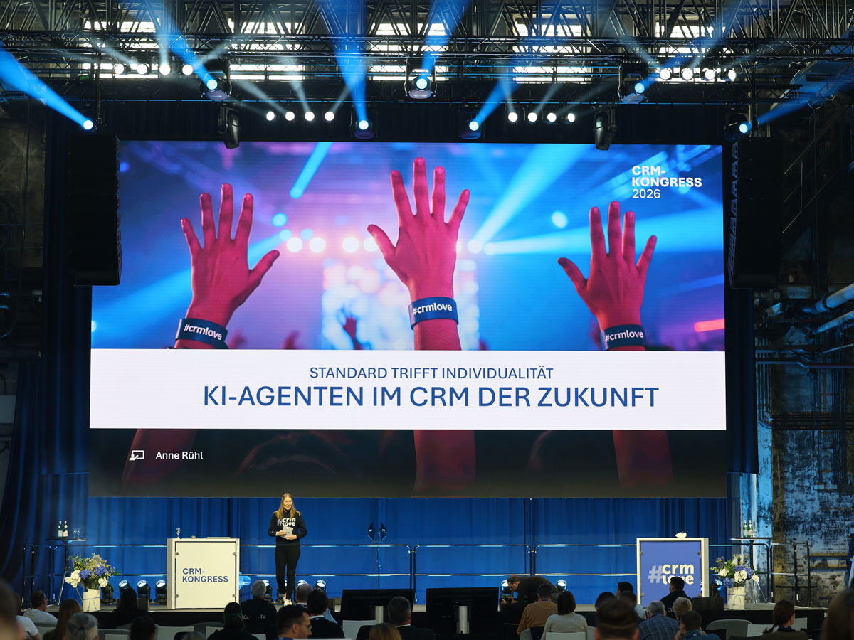 Director of Product Management and Marketing Anne Rühl stellt in ihrem Keynote-Vortrag die CURSOR KI-Agenten vor.