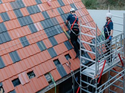 Sicher bei PV-Dachmontagen: Das RAST-System vereint Dachzugang, Absturzsicherung, Materialtransport und Notfallausrüstung in einem standardisierten Sicherheitskonzept.