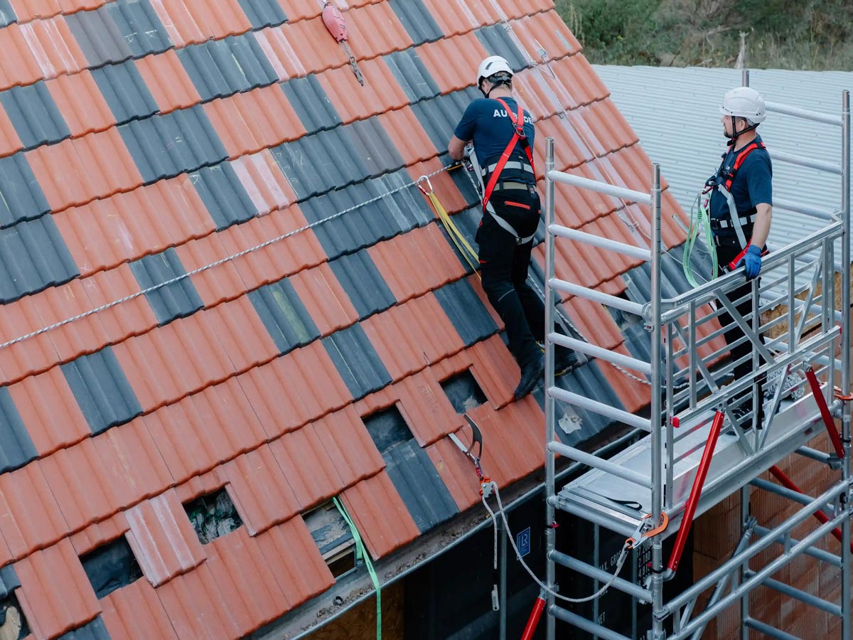 Sicher bei PV-Dachmontagen: Das RAST-System vereint Dachzugang, Absturzsicherung, Materialtransport und Notfallausrüstung in einem standardisierten Sicherheitskonzept.