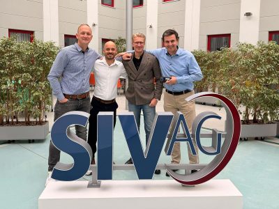 Nach Vertragszeichnung am 27.10.2026 in der SIV-Zentrale Roggentin: von rechts nach links: Ilin Dobrew, Geschäftsführer Enloc Energy GmbH. Andreas Lüth, Vorstandsvorsitzender SIV.AG. Franz Athenstaedt, Vertriebsleiter Enloc Energy GmbH. Dan Selmert, Bereichsleiter Professional Services SIV.AG.