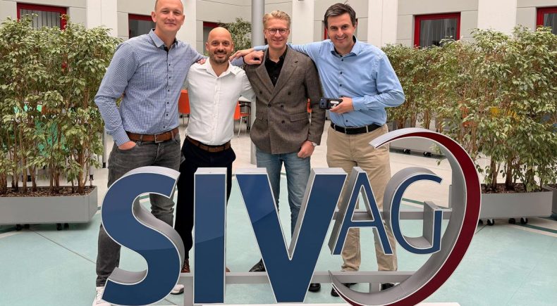 Nach Vertragszeichnung am 27.10.2026 in der SIV-Zentrale Roggentin: von rechts nach links: Ilin Dobrew, Geschäftsführer Enloc Energy GmbH. Andreas Lüth, Vorstandsvorsitzender SIV.AG. Franz Athenstaedt, Vertriebsleiter Enloc Energy GmbH. Dan Selmert, Bereichsleiter Professional Services SIV.AG.