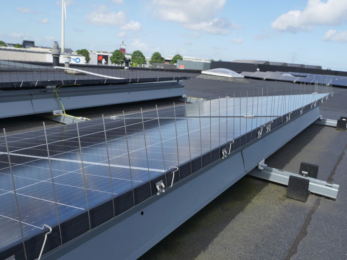 RoofTech bringt das Vogelabwehr System „BirdBlocker TopGuard“ für gewerbliche und industrielle Solarstromanlagen auf den Markt.